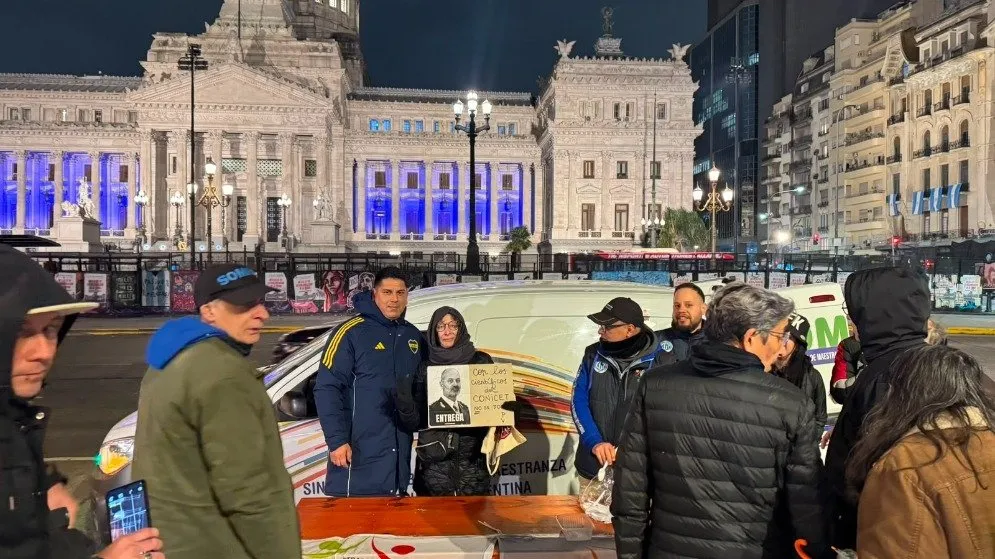 Un plato caliente frente al Obelisco: SOMRA acompañó a jubilados y a la comunidad científica